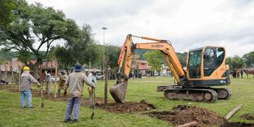 Operarios y máquinas trabajando, atrás la policía custodiando. Así comenzaron las primeras labores en el predio del barrio Campo Verde, antes de los disturbios del miércoles.