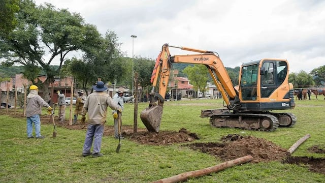 Operarios y máquinas trabajando, atrás la policía custodiando. Así comenzaron las primeras labores en el predio del barrio Campo Verde, antes de los disturbios del miércoles.