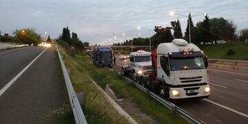 Camioneros realizaron una caravana exigiendo la apertura del paso a Chile.