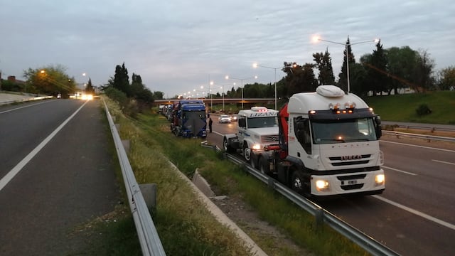 Camioneros realizaron una caravana exigiendo la apertura del paso a Chile.