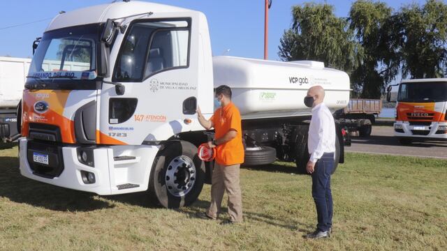 El intendente junto a uno de los camiones.