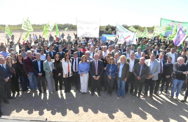 La inauguración contó con el acompañamiento de numerosos funcionarios y sindicatos.