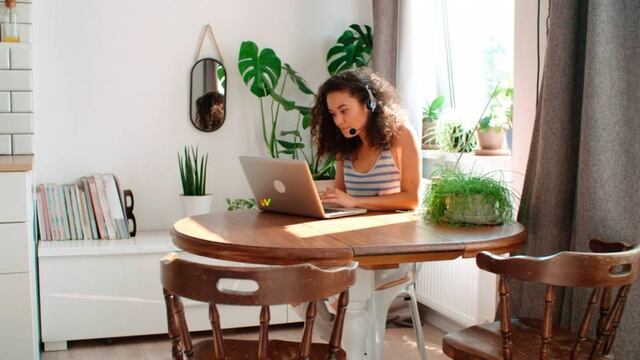 Asesorar. Los especialistas advierten de que hay que guiar al empleado en teletrabajo para que organice el espacio de trabajo. (Gentileza Apex America/Archivo)
