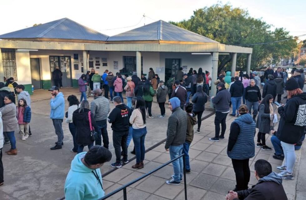 Cerrado el acto eleccionario muchos votantes seguían votando en las escuelas