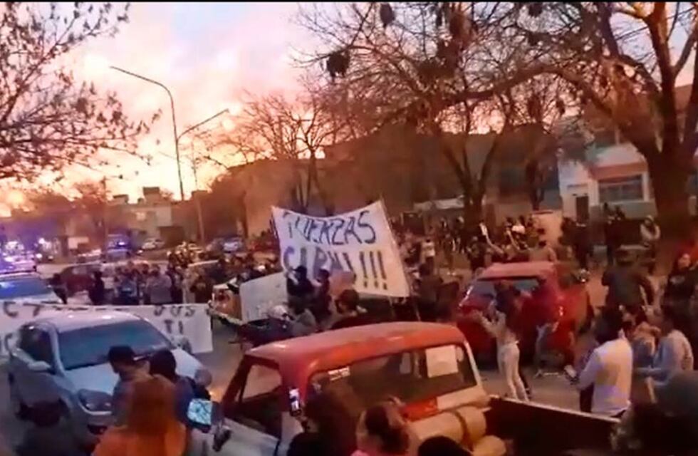 Vecinos atacaron a piedrazos la comisaría de barrio 7 de Septiembre, donde ocurrió el doble crimen