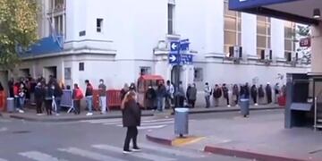 Formaron fila ante el Anses pero no sabían que no abría sus puertas, por ser día del Estatal.