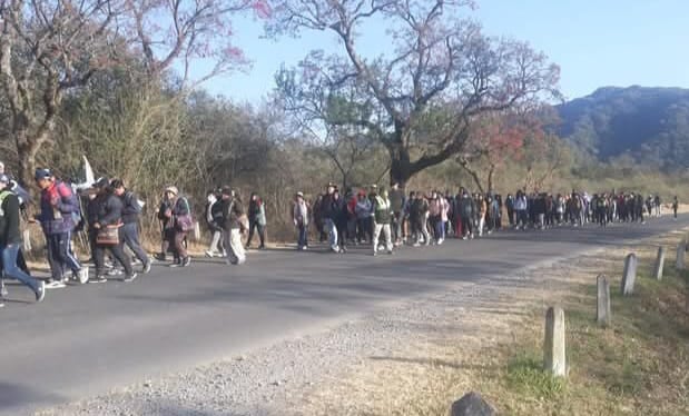 Cada año se acrecienta la columna de fieles que caminan desde la capilla de Los Paños hasta La Cascada, en una demostración de fe promovida por los propios vecinos de la zona.