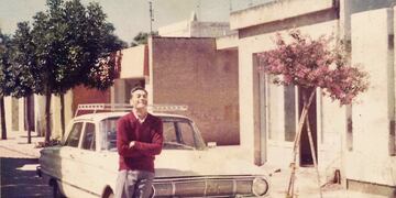Ricardo y su Ford Falcon, en Oncativo.