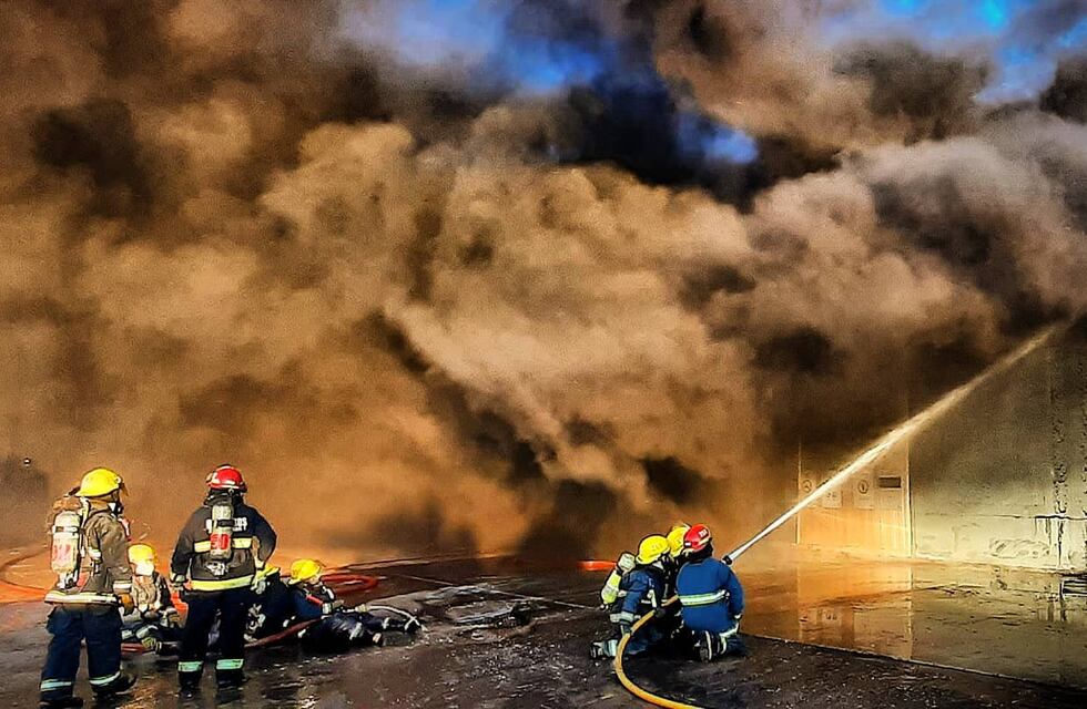 Arroyito: 10 dotaciones y 12 horas de trabajo para sofocar un incendio estructural