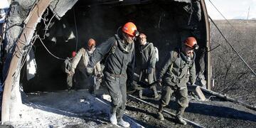 El esfuerzo de los rescatistas por salvar a las víctimas de la explosión en la mina de carbón de Listvyazhnaya. Twitter @AMXNoticias