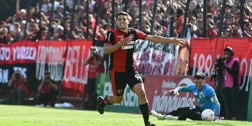 Juanchón García festeja su gol de pena ante Banfield