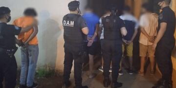 Cinco hombres detenidos acusados de abordar y robar a un hombre con un cuchillo en Posadas