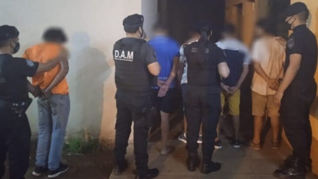 Cinco hombres detenidos acusados de abordar y robar a un hombre con un cuchillo en Posadas