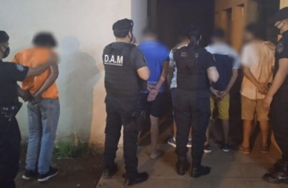 Cinco hombres detenidos acusados de abordar y robar a un hombre con un cuchillo en Posadas
