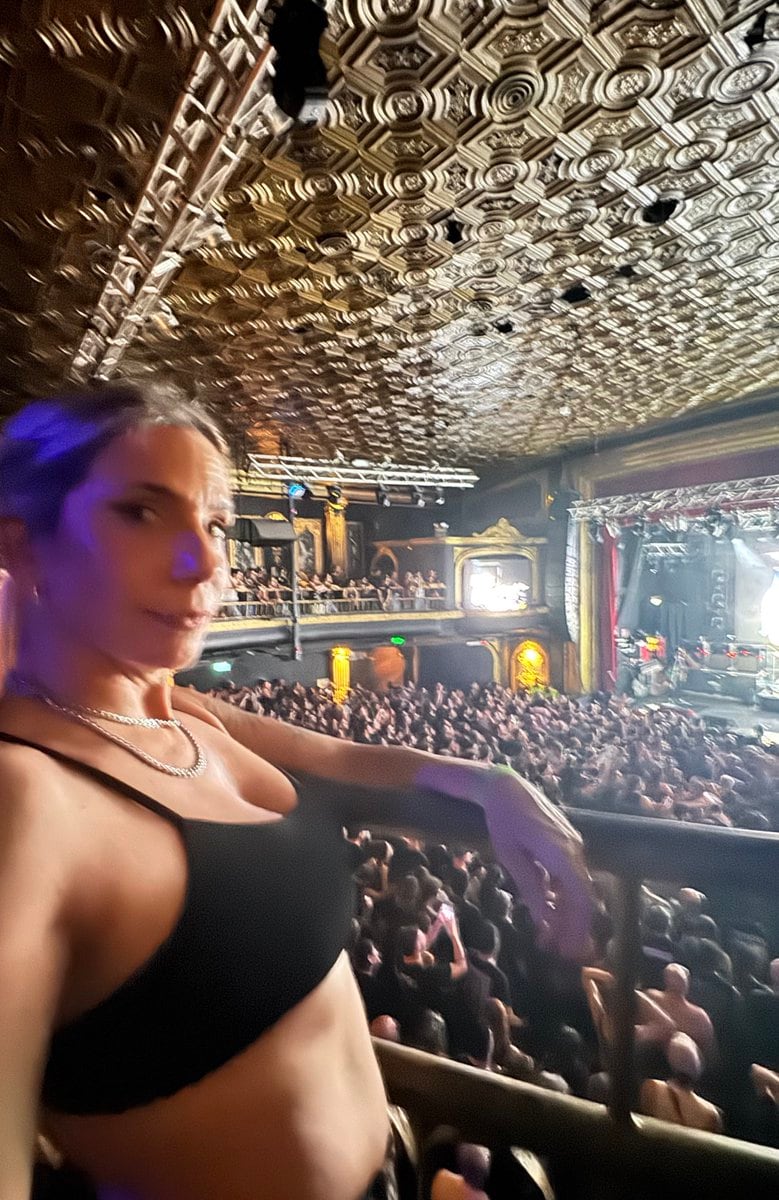 Top diminuto y mucha piel: Ángela Lerena modeló con un look total black diminuto y disfrutó del espectacular show de Divididos