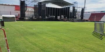 El campo de juego de Instituto, en buenas condiciones después del recital de Arjona.