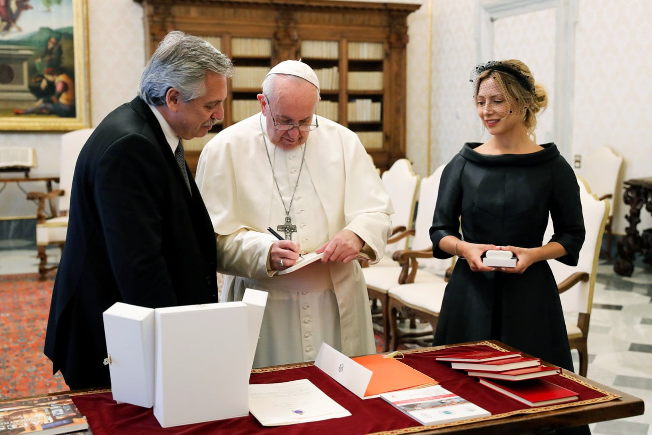 El Papa Francisco en su audiencia privada con el presidente argentino Alberto Fernández, y su compañera Fabiola Yáñez, en el Vaticano, el viernes 31 de enero de 2020. (AP)