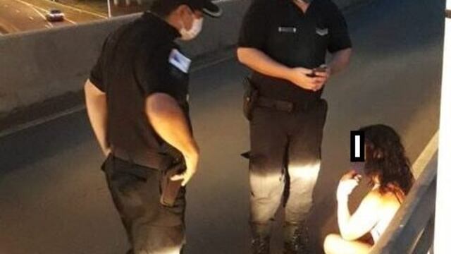 Efectivos policiales evitaron que una mujer se quite la vida