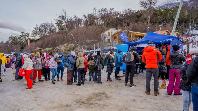 Gran concurrencia de vecinos y turistas en la bajada de Antorchas en el Glaciar Martial