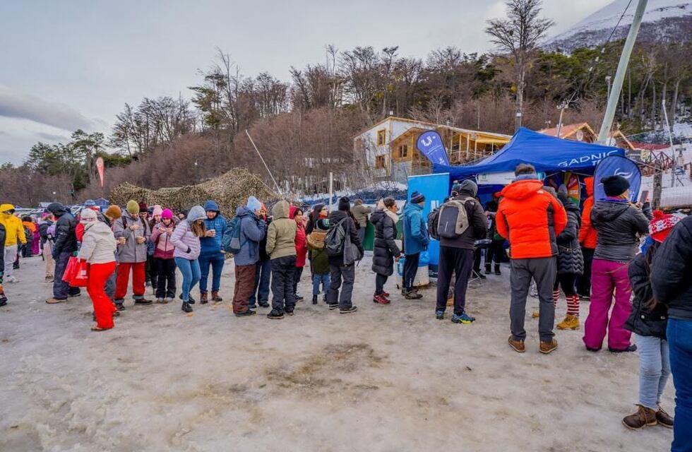 Gran concurrencia de vecinos y turistas en la bajada de Antorchas en el Glaciar Martial