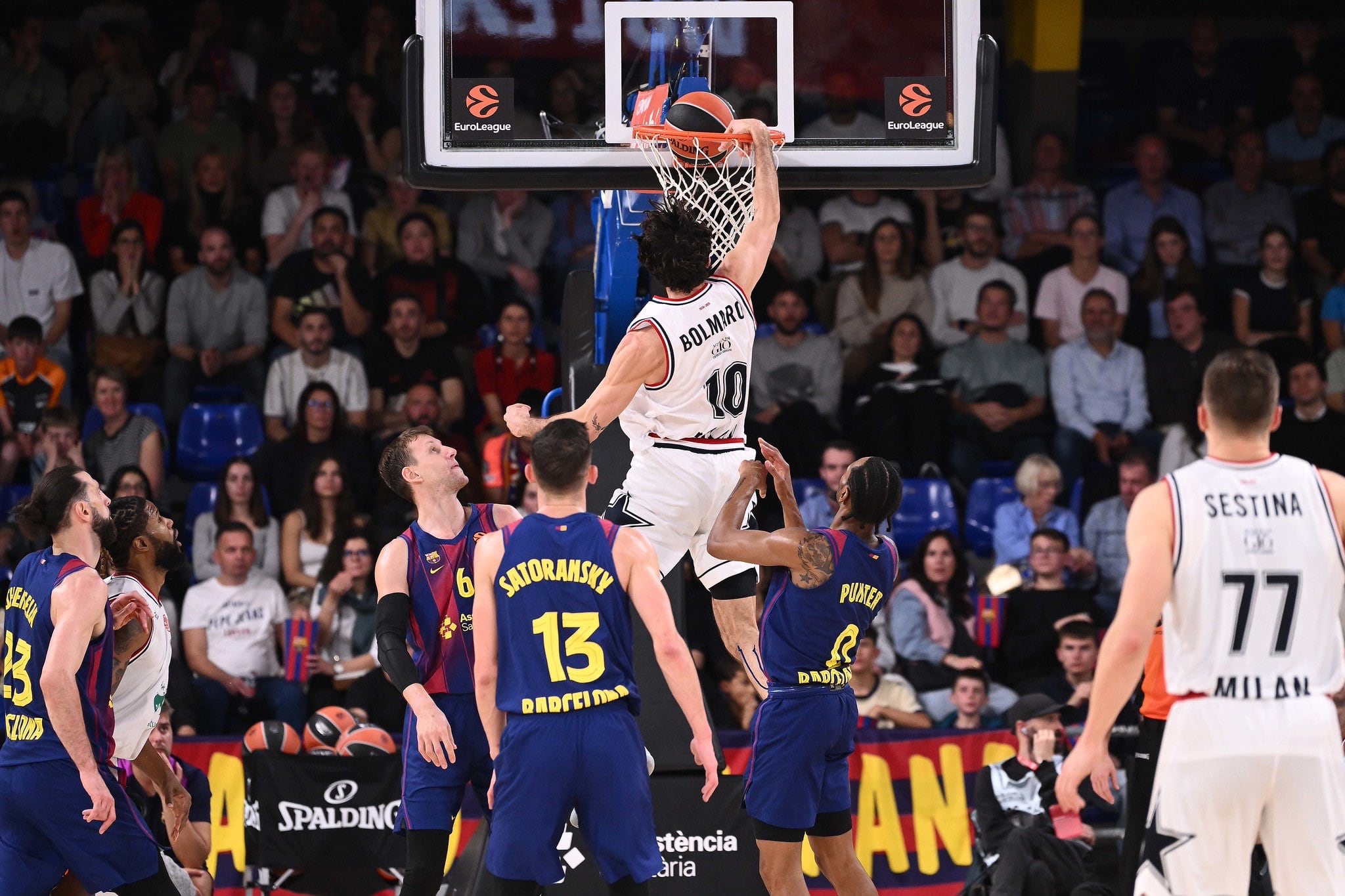 Bien arriba la volcada del cordobés Leandro Bolmaro en la visita de Olimpia Milano a Barcelona por la Euroliga. (@OlimpiaMI1936)