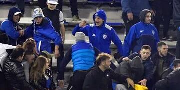 Barras de Vélez agredieron a hinchas de Talleres en la platea del estadio.  (Gentileza)