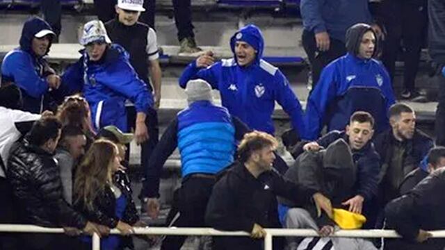 Barras de Vélez agredieron a hinchas de Talleres en la platea del estadio.  (Gentileza)