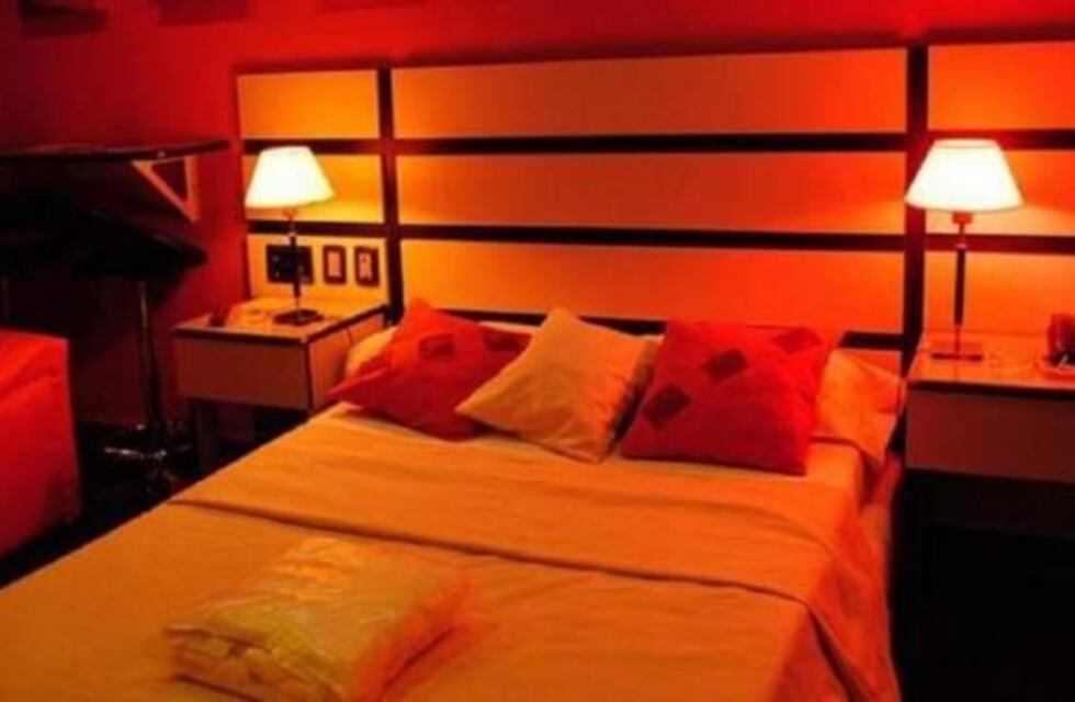 Vaciaron el frigobar de un “telo” e intentaron escapar sin pagar