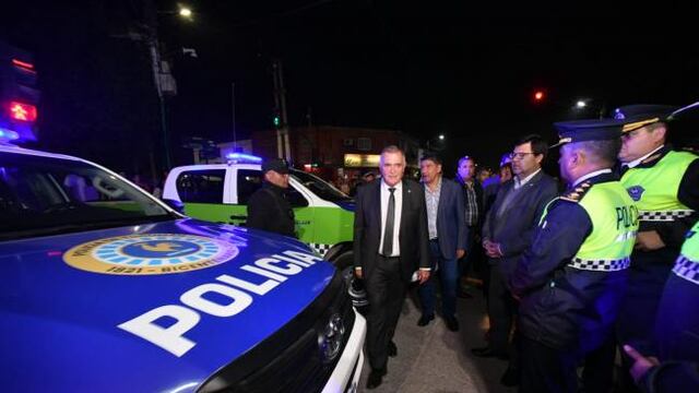 Jaldo entrega camioneta cero kilómetro para la comisaría.