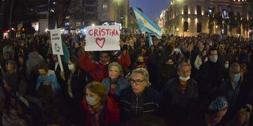 La marcha en repudio al atentado contra la vicepresidenta Cristina Fernández de Kirchner, se extendió hasta la noche en Córdoba (Facundo Luque / La Voz).