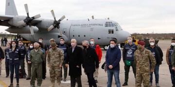 El Dr. Emilio Scarinci (de campera roja), en la despedida que realizaron los ministros Jorge Taiana (Defensa) y Felipe Solá (Canciller)