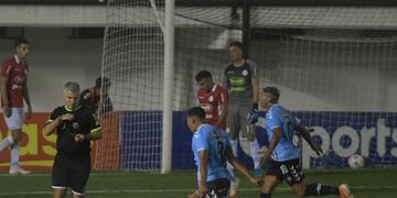 Festejo Celeste, pero de Chacarita... Belgrano, de rojo y en rojo en esta parte del torneo. (Federico López Claro / La Voz)