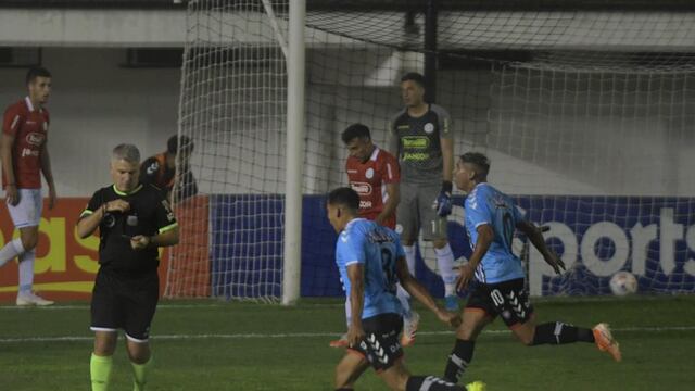 Festejo Celeste, pero de Chacarita... Belgrano, de rojo y en rojo en esta parte del torneo. (Federico López Claro / La Voz)