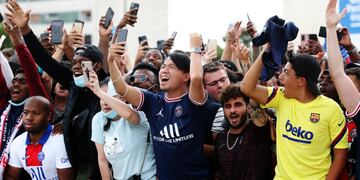 Una multitud esperó a Messi en el aeropuerto.