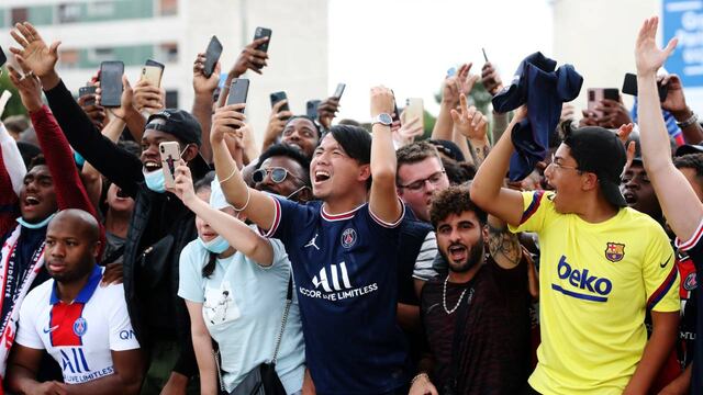 Una multitud esperó a Messi en el aeropuerto.