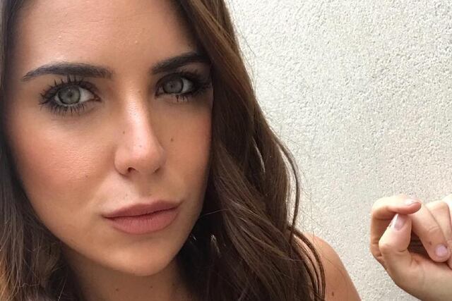 Mina Bonino posó en una microbikini desde las playas paradisíacas de Qatar.