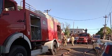 Puerto Iguazú: bombero resultó herido tras un incendio en una carpintería.