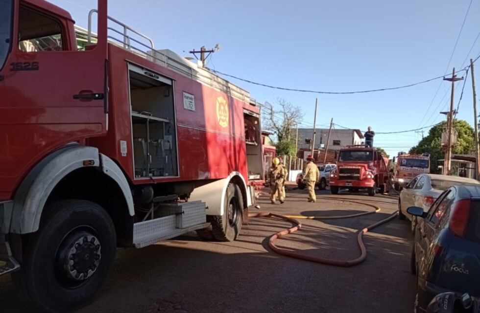 Puerto Iguazú: bombero resultó herido tras un incendio en una carpintería
