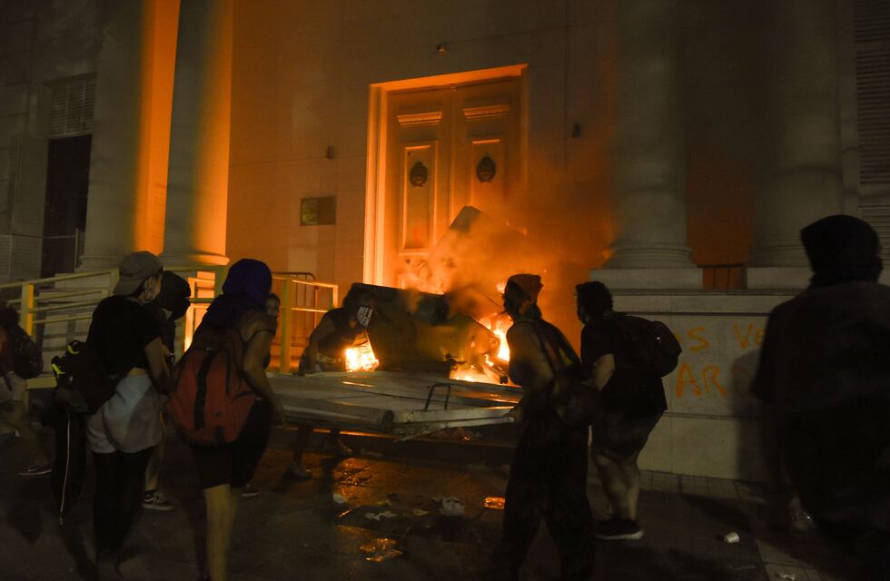 Identificaron a los vándalos que provocaron destrozos en Casa de Gobierno y la Legislatura