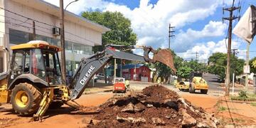 Posadas: el municipio trabaja en tareas mejoramiento de la calzada sobre la avenida Blas Parera
