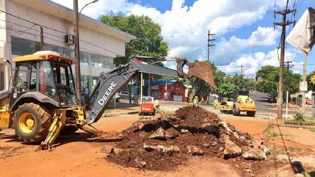 Posadas: el municipio trabaja en tareas mejoramiento de la calzada sobre la avenida Blas Parera