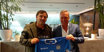 Carlos Bustos como anfitrió de Andrés Fassi en Perú, cuando era DT de Alianza Lima (La Voz).