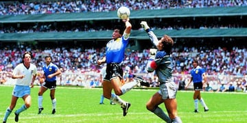 La mítica camiseta de Diego en el partido contra Inglaterra de México 86 será subastada. Pero la familia de Maradona dice que no es la original.