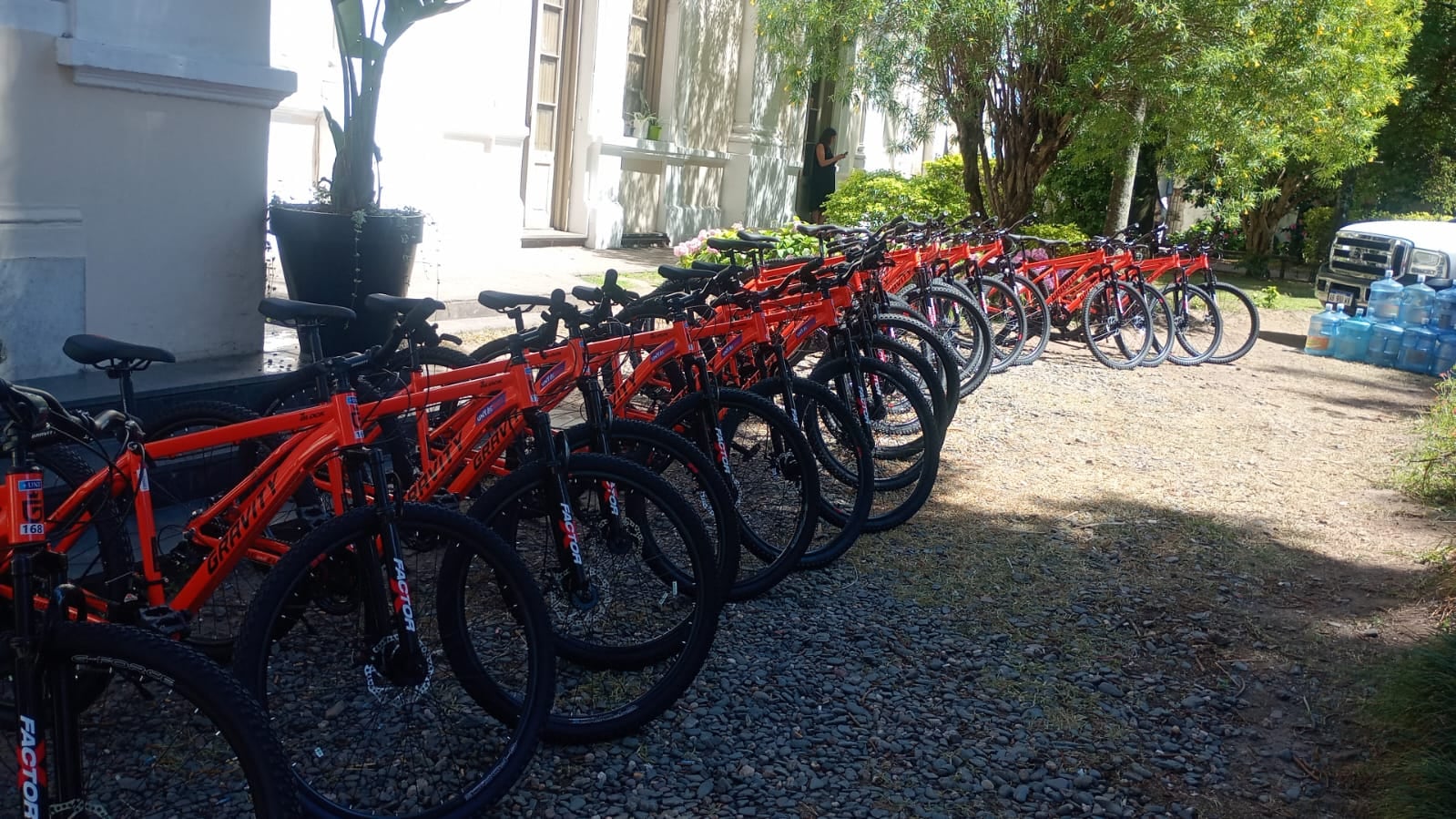 Estudiantes firmaron el comodato anual y recibieron sus unidades en un acto encabezado por autoridades universitarias. (Foto Redacción Vía Tucumán)