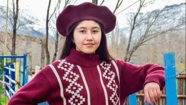 Una adolescente fue encontrada asesinada por su padre en el patio de su casa.