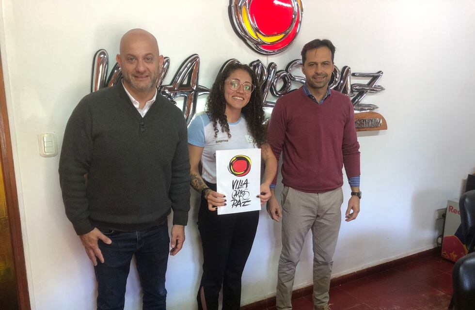 Entregaron estímulo económico a la nadadora local Jazmín Aragón