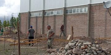 Trabajan en la ampliación del polideportivo y salón de usos múltiples de El Sosneado.