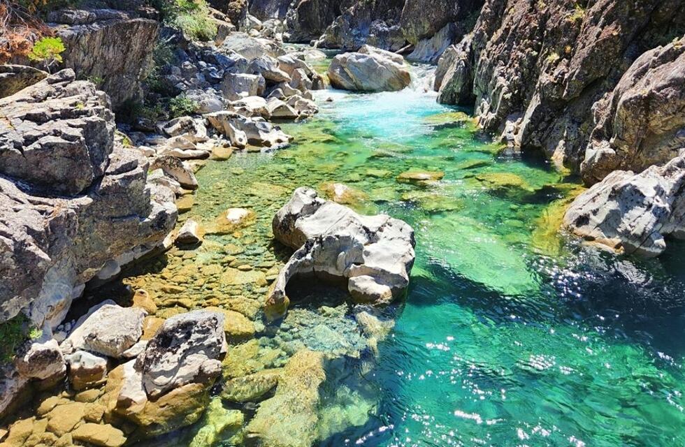 Agua turquesa y mucho verde: descubrí los increíbles pozones que se esconden en El Bolsón