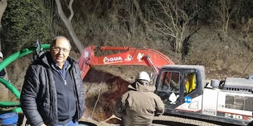 Hasta altas horas de la noche el presidente de Agua Potable de Jujuy, Juan Carlos García, supervisó personalmente la marcha de los trabajos a la altura del barrio Ciudad de Nieva.
