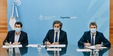 De Pedro, Cafiero y Uñac en la firma del acuerdo. SI San Juan.